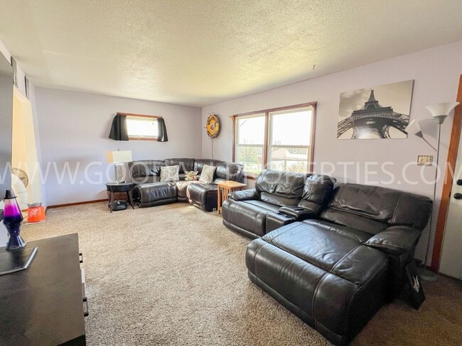 Building Photo - Price Reduction!! 4 bedroom home in Des Mo...