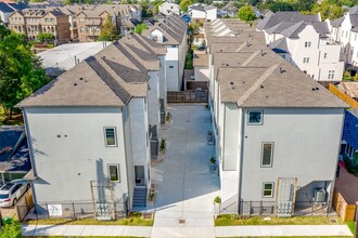 Building Photo - 1553 W 22nd St