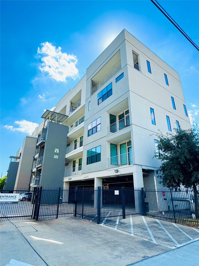 Building Photo - 2401 Crawford St