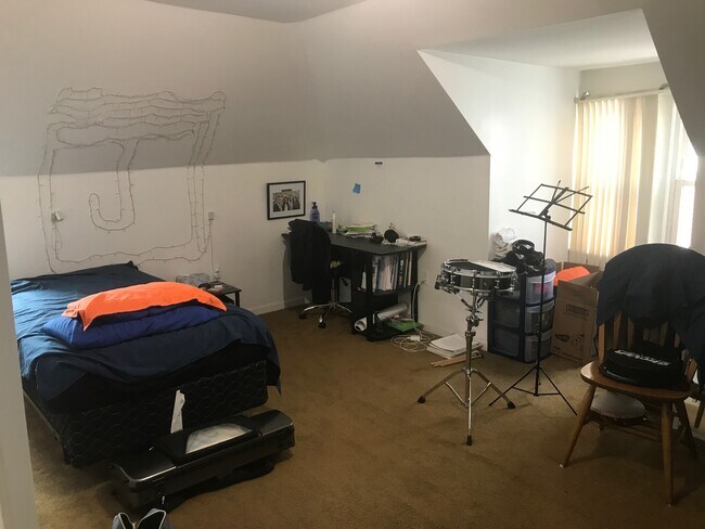 Bedroom - 2085 Random Rd
