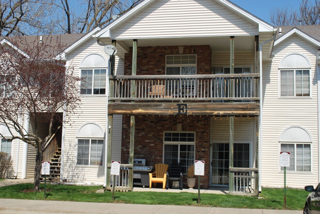 Front of Bldg E - 2463 Patricia Dr