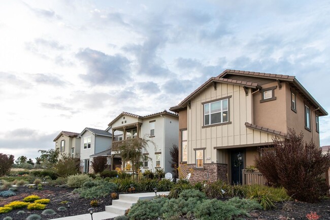Building Photo - Newer 3 Bed, 2.5 Bath Sea Haven Home for L...
