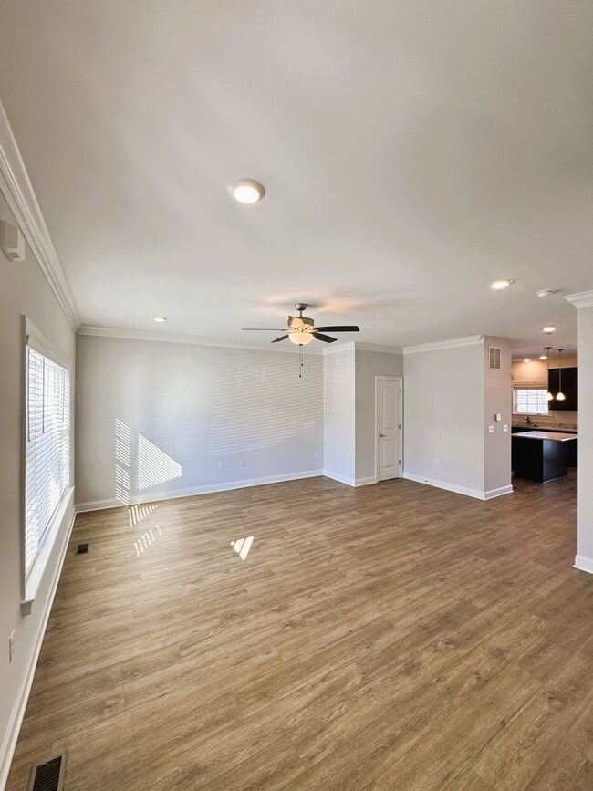 Building Photo - Spacious 3-Level Townhouse