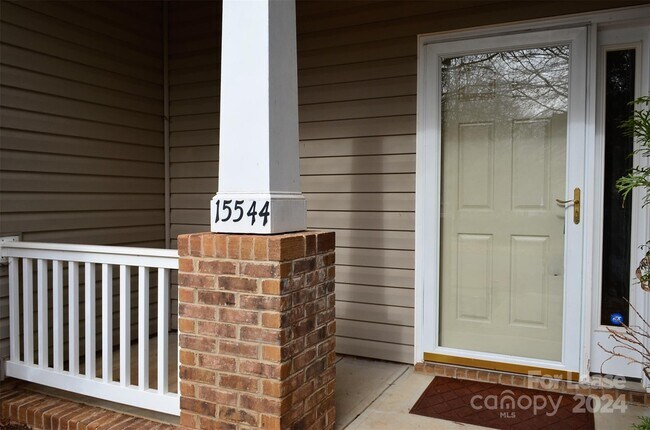 Building Photo - 15544 Carrington Ridge Dr