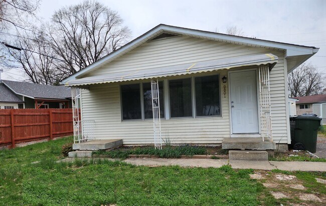 Building Photo - 3 Bed 1 Bath Cottage with Garage