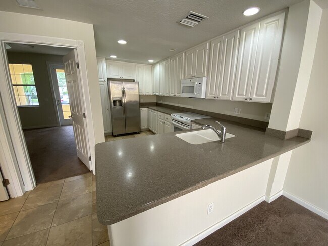 Foto del edificio - Leatherleaf Ln 8562