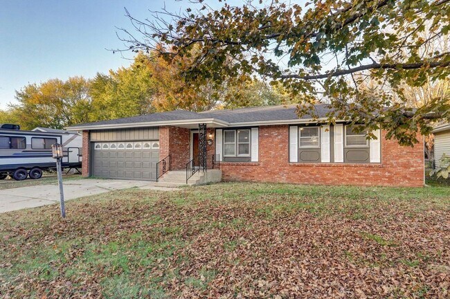 Foto del edificio - 3 Bedroom | 2 Bathroom | 2 Car Garage | Springfield MO | Fenced Back Yard!
