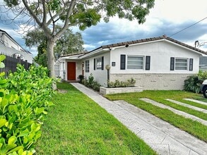 Building Photo - 1150 SW 12th St