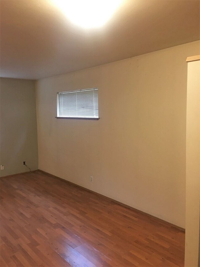 Building Photo - Downstairs West Campus 3 bedroom apartment...