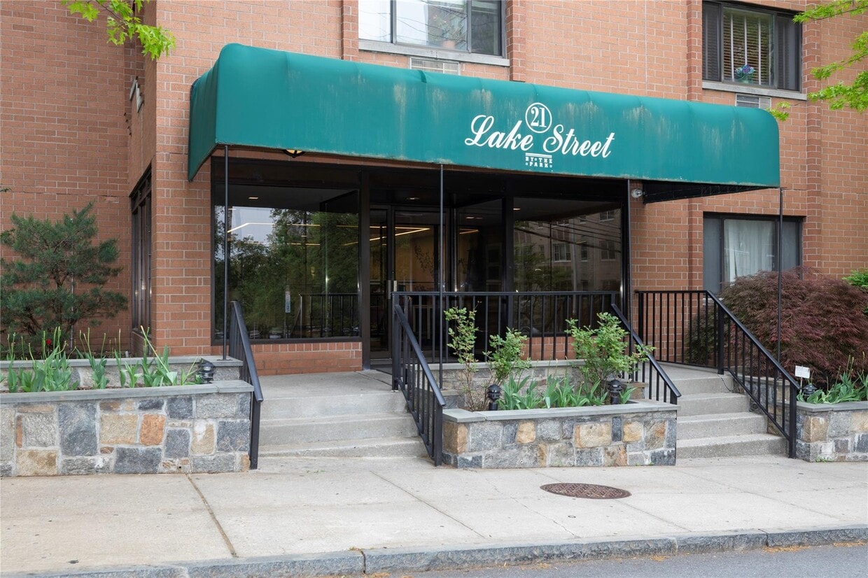 Photo - 21 Lake St (White Plains, NY)