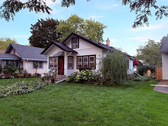 Foto del edificio - Charming 2-Bedroom Home w/ Finished Loft, Open Floor Plan & Sunroom!