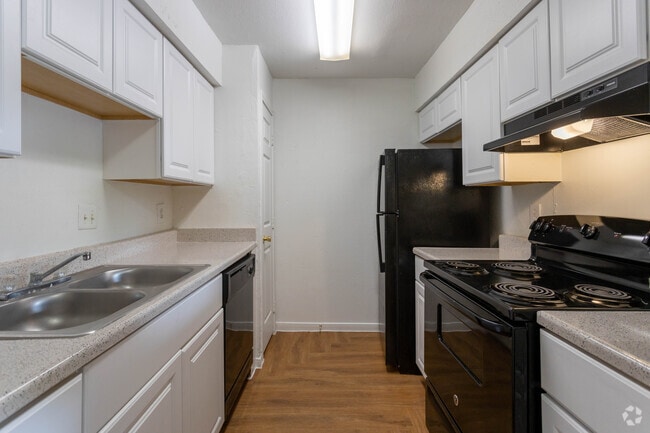 2 BR, 1 BA - 766 SF - Thorntree