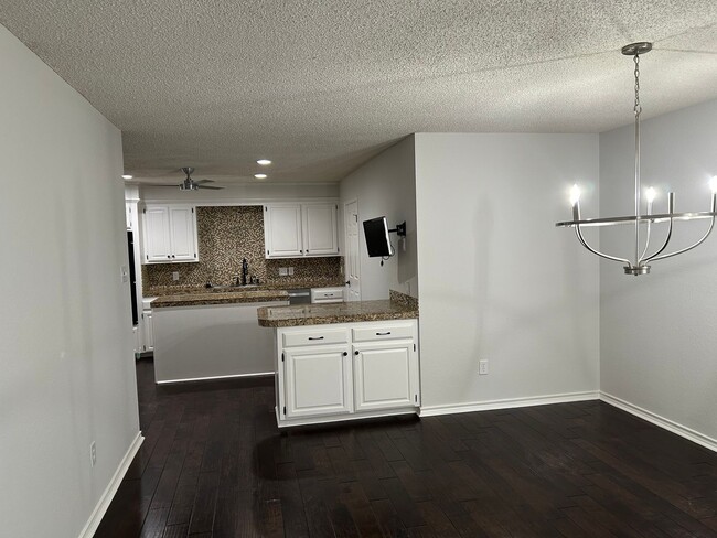 Building Photo - Fairway Oaks Garden Home
