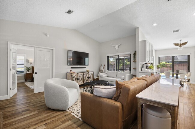 Foto del edificio - 822 Azure Ave