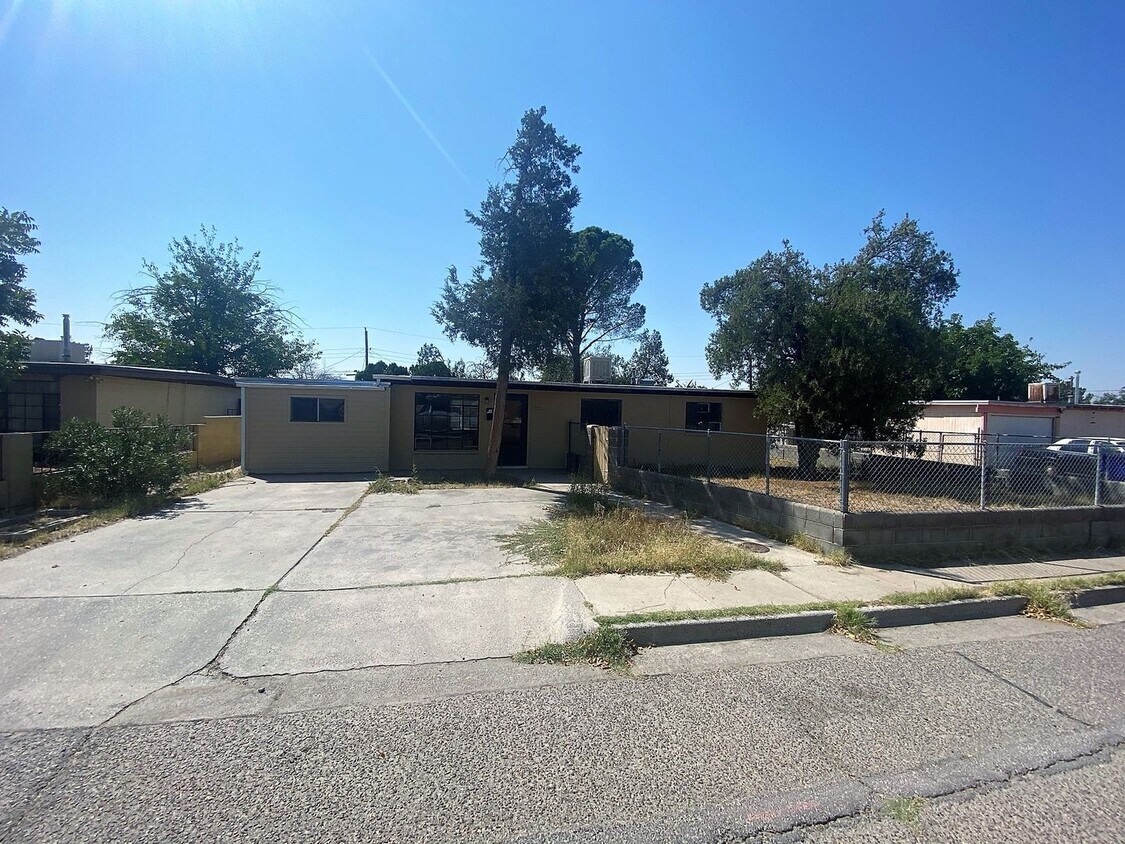 Primary Photo - Nice 4 Bedroom 1 Bath home with enclosed b...