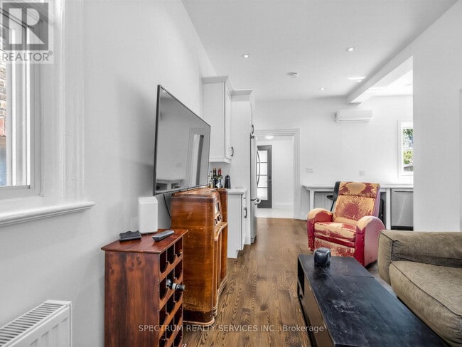 Building Photo - 29 Raglan Ave