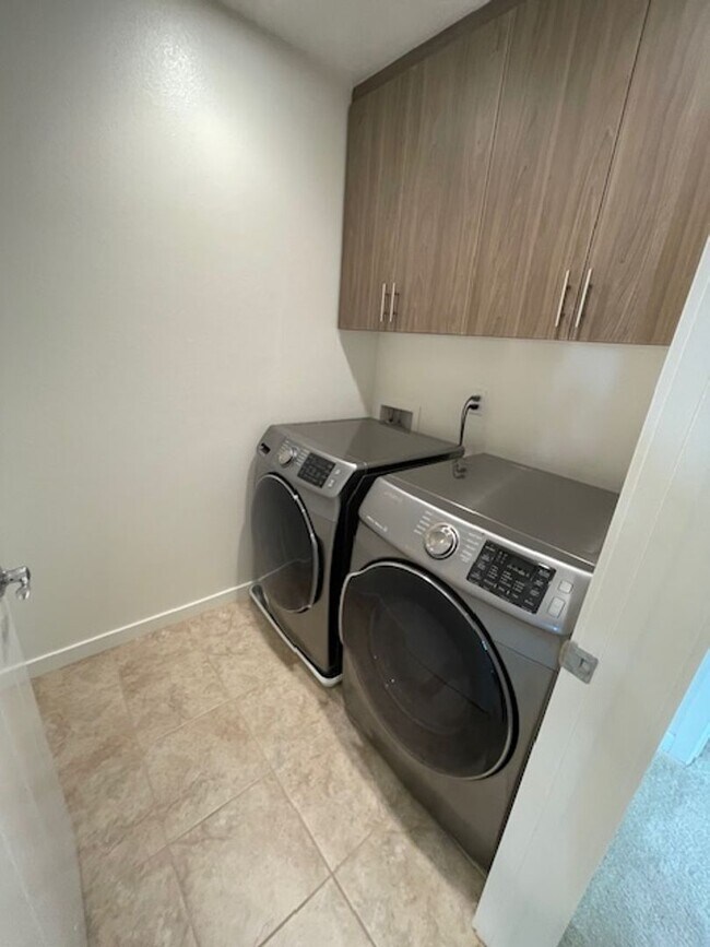 Building Photo - Newer Corner Unit 2000 sq feet in Bakers R...