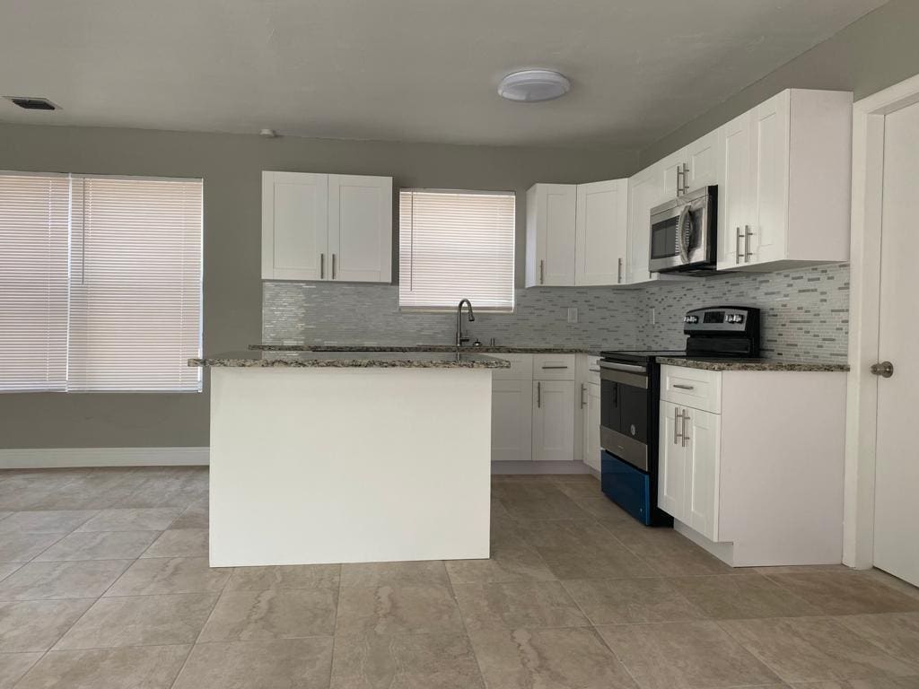 Primary Photo - 200 NE 43rd St