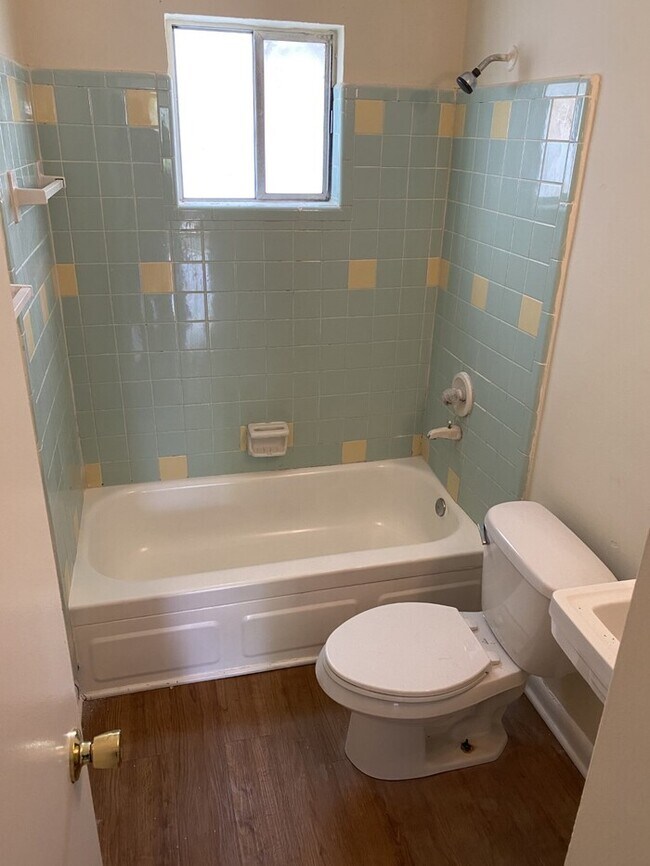 Building Photo - 2 bedroom 1 bathroom