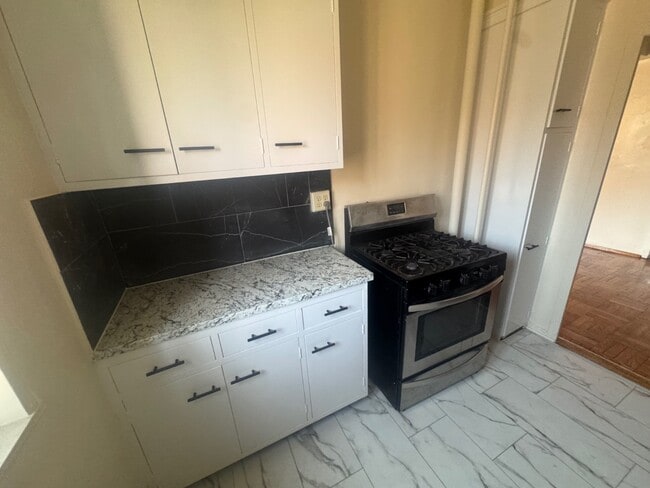 Foto del edificio - 1409 Metropolitan Ave