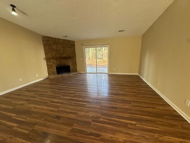 Foto del edificio - Charming 3BR/2BA Home with Garage, Covered Porch & Patio Near Harbison