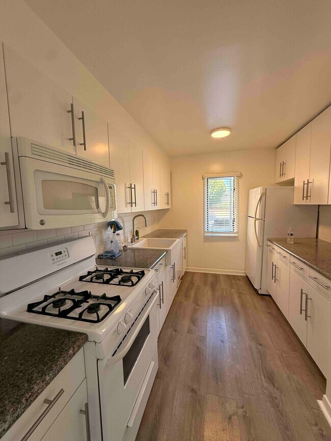 Cocina#F - 532 Pier Ave