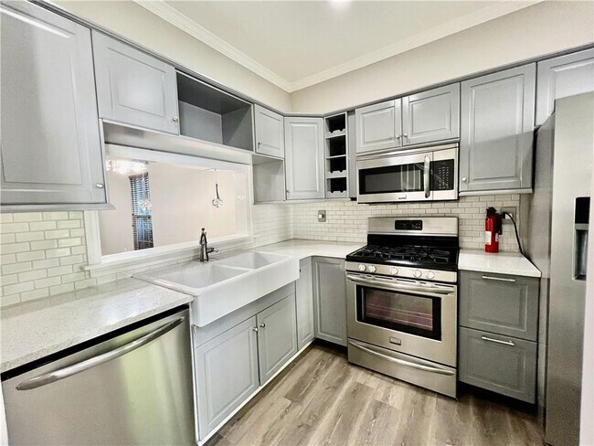 Building Photo - 310 Wedgewood Way