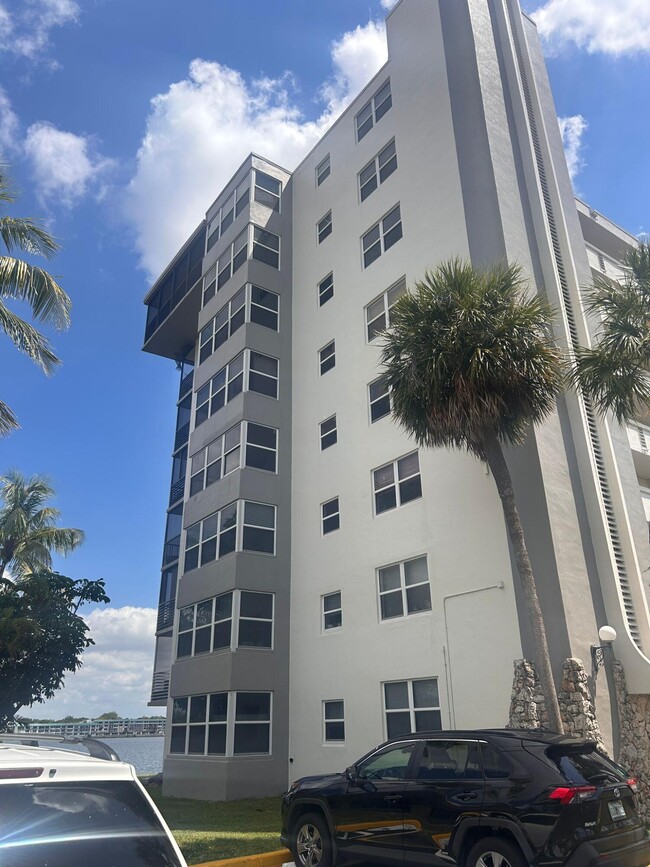 Building Photo - 1175 NE Miami Gardens Dr