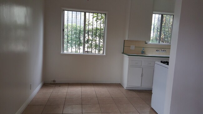 Dining room - 916 N Normandie Ave