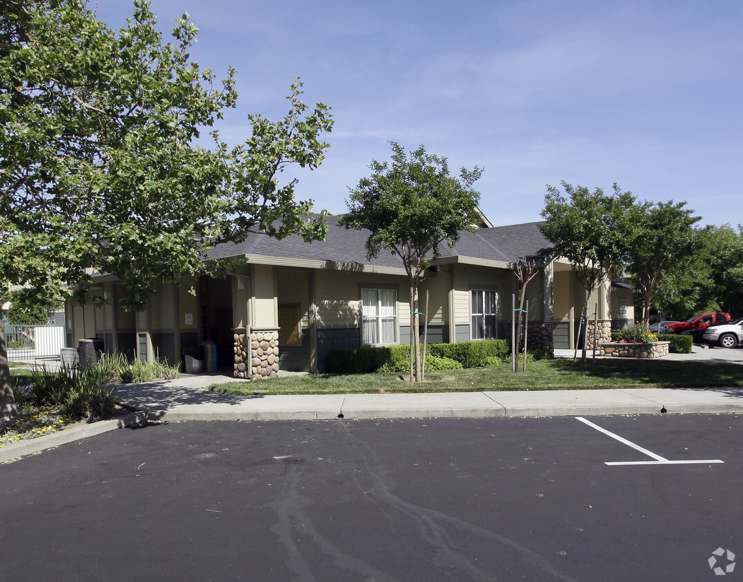 Building Photo - Sycamore Pointe