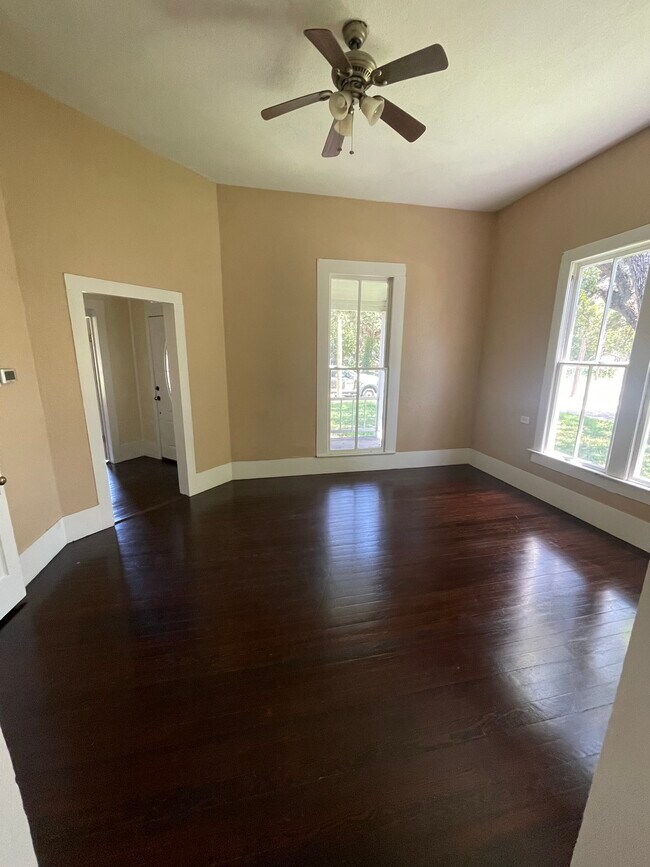 Sala de estar - 704 S Anglin St