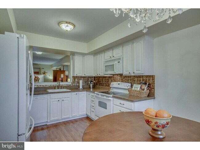 Building Photo - 996 Beechwood Pl