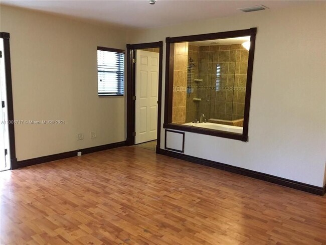 Foto del edificio - 2724 NE 32nd St