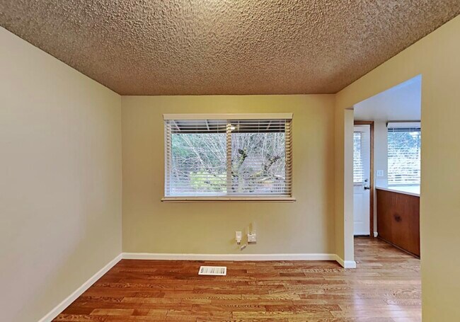 Building Photo - 3702 Mirror Lake Dr