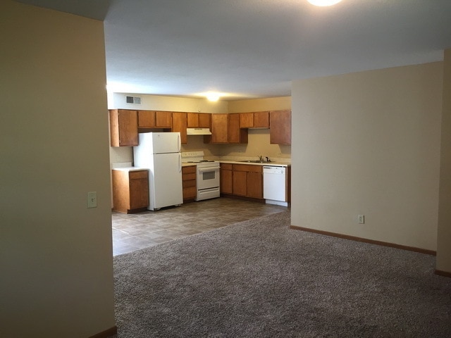 Building Photo - Pre-Leasing for 26/27 School Year