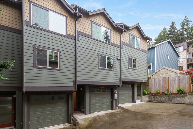 Building Photo - 1215 NE 135th St