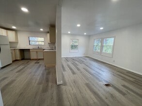 Building Photo - 824 N Dorchester Rd