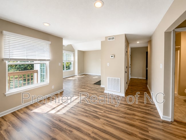 Building Photo - 5020 Thoroughbred Ln