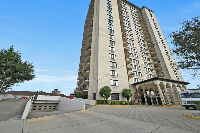 Building Photo - 1590 Anderson Ave