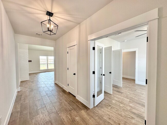 Foto del edificio - Viewable Now By Appointment Only