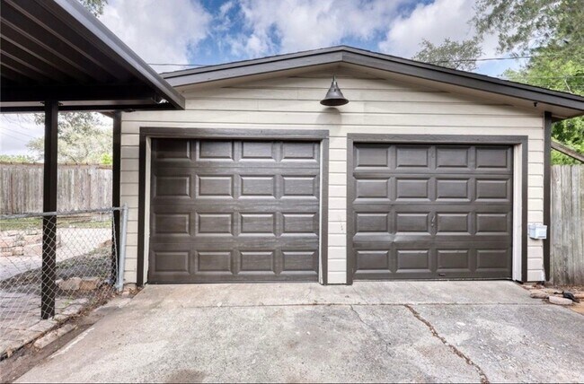 Building Photo - 942 Delaine Dr
