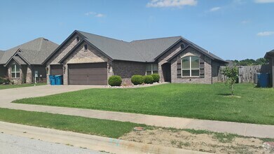 Building Photo - 1911 SW Cypress St