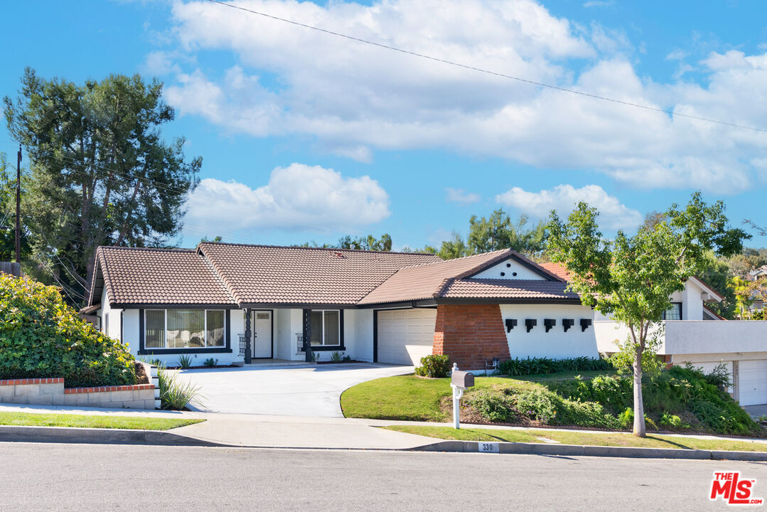 Primary Photo - 330 W Country Hills Dr