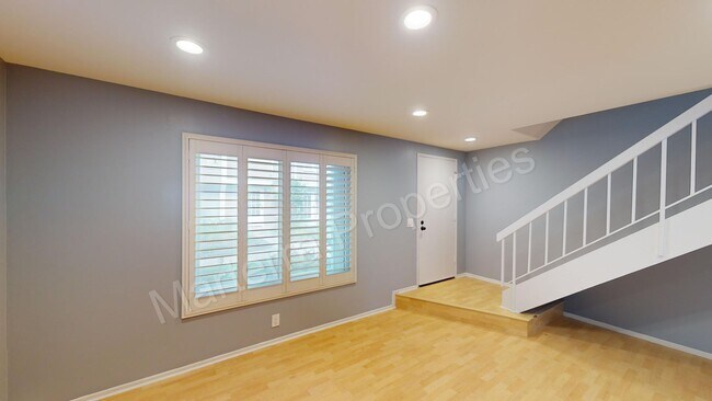 Building Photo - Beautiful Townhome In Woodbridge Community