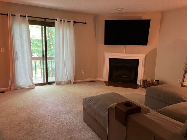 Building Photo - 3260 Brookview Way