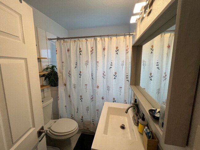 Building Photo - 2 Bedroom 1 Bathroom in South Broadway Hei...