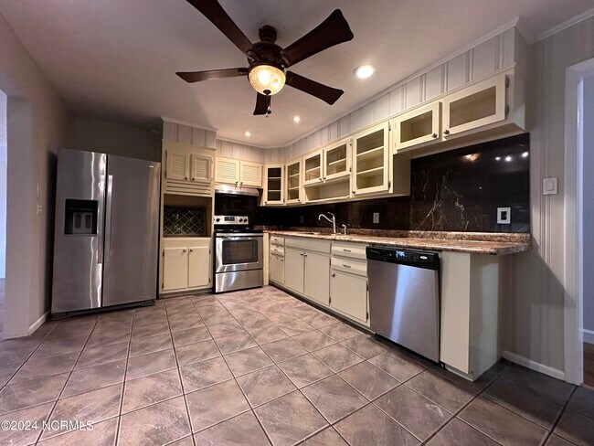 Building Photo - 807 Edgewood Dr