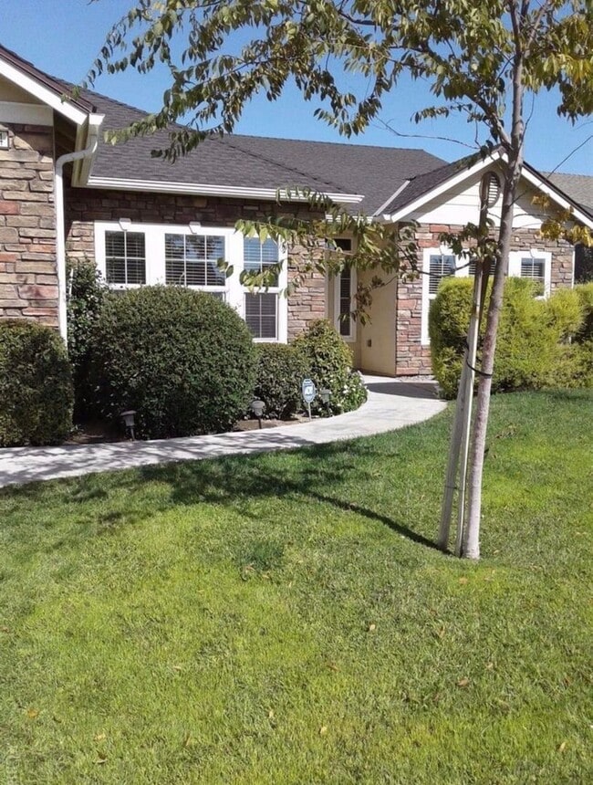 Building Photo - Charming 4 bedroom 2 bathroom North Hanford