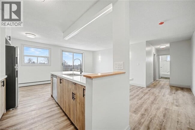 Photo du bâtiment - 41 Sutherland St W