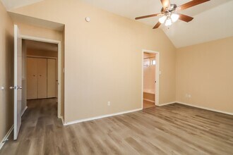 Building Photo - 2610 Heather Knoll Dr